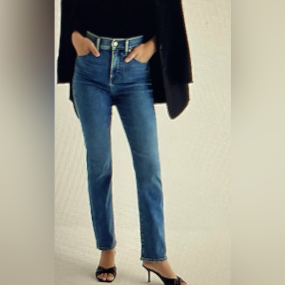 EXPRESS New SuperHigh Waisted  Medium Wash Slim Jeans 2S new. Made in Vietnam
